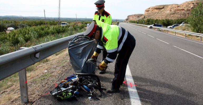 Els Mossos recullIen, diumenge passat, els objectes de les víctimes al punt on hi ha hagut l&#039;atropellament