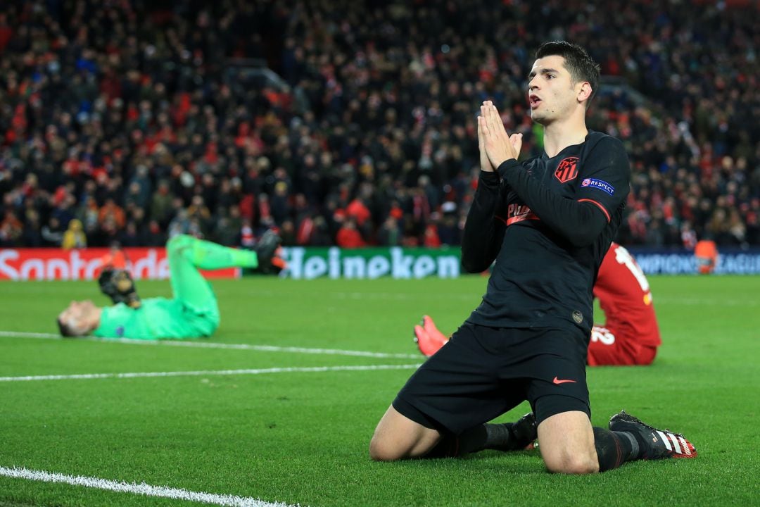 Álvaro Morata celebra su tanto al Liverpool en Anfield.