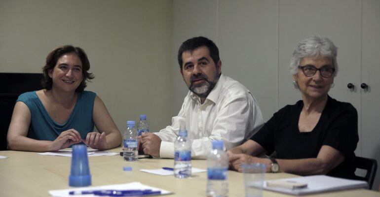 GRA110. BARCELONA, 08/06/2015.- La ganadora de las elecciones en Barcelona, Ada Colau (i), de BcnComú, durante la reunión que ha mantenido esta mañana con el presidente de la Assemblea Nacional Catalana (ANC), Jordi Sánchez, y la presidenta de Omnium Cultural, Muriel Casals (d), para valorar el escenario político después de las elecciones del 24M. EFE/Alberto Estévez