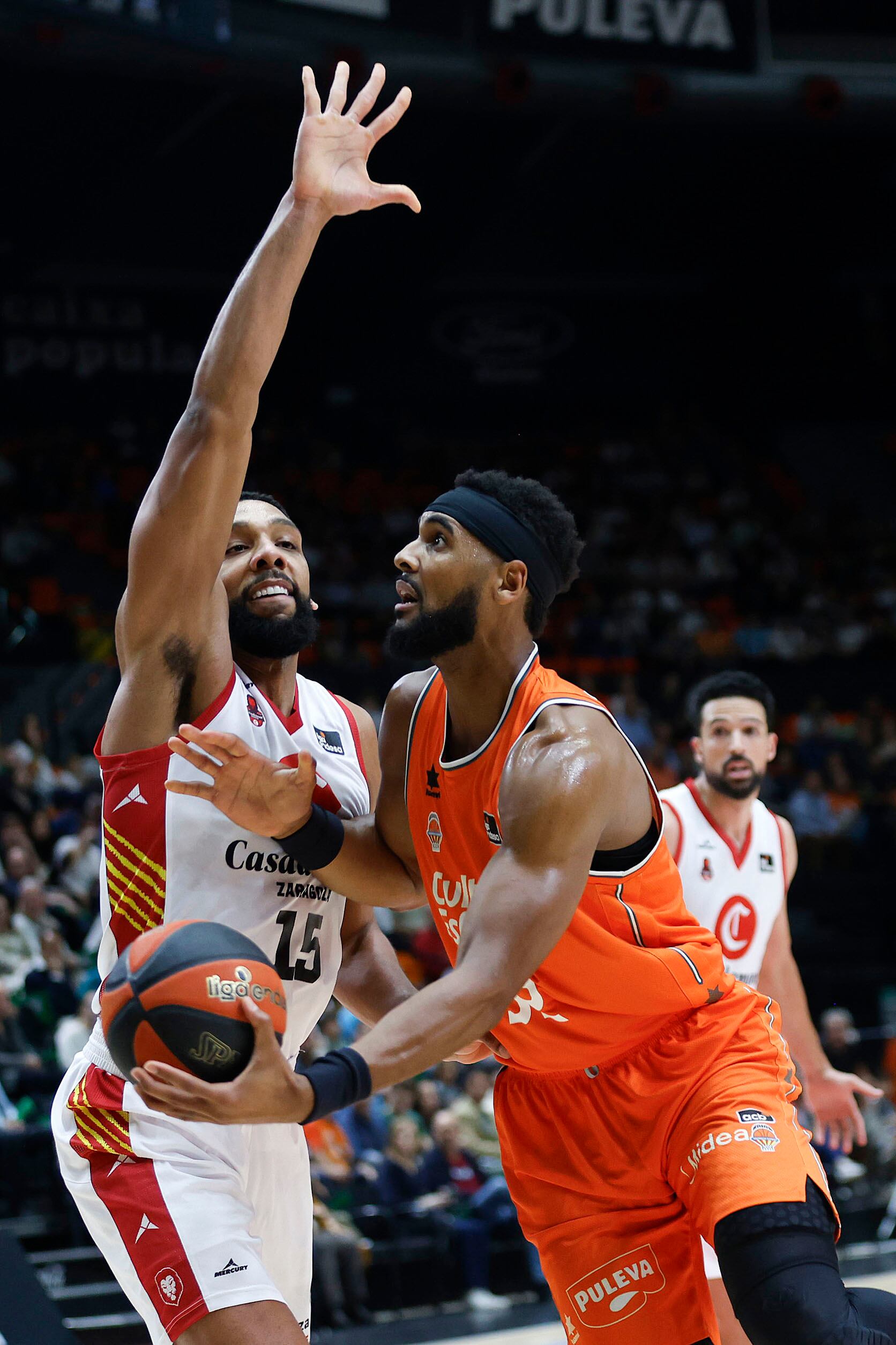 VALENCIA, 12/11/2023.- El pívot estadounidense de pasaporte ugandés del Valencia Basquet Brandon Davies (d) supera al pívot estadounidense del Casademont Zaragoza Jahlil Okafor, durante el partido de Liga Endesa de baloncesto que se disputa este domingo en Valencia. EFE/ Miguel Ángel Polo
