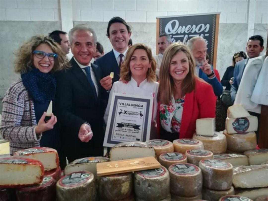 La presidenta de la Diputación, junto a otras autoridades, en la feria del Queso de Villaluenga