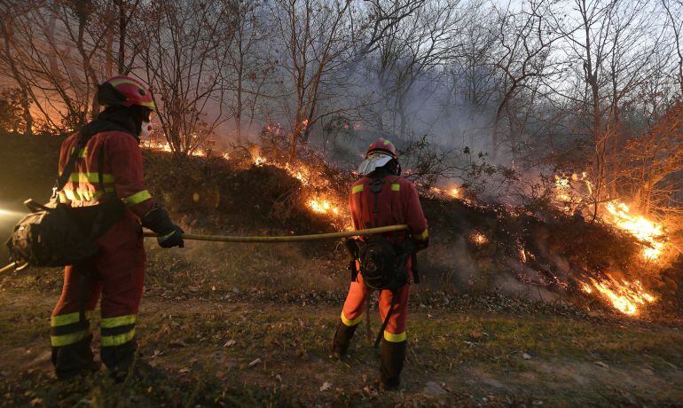 Archivo- Efectivos de la UME apagan el fuego en los montes próximos a la localidad de Barcena Mayor, Cantabria.