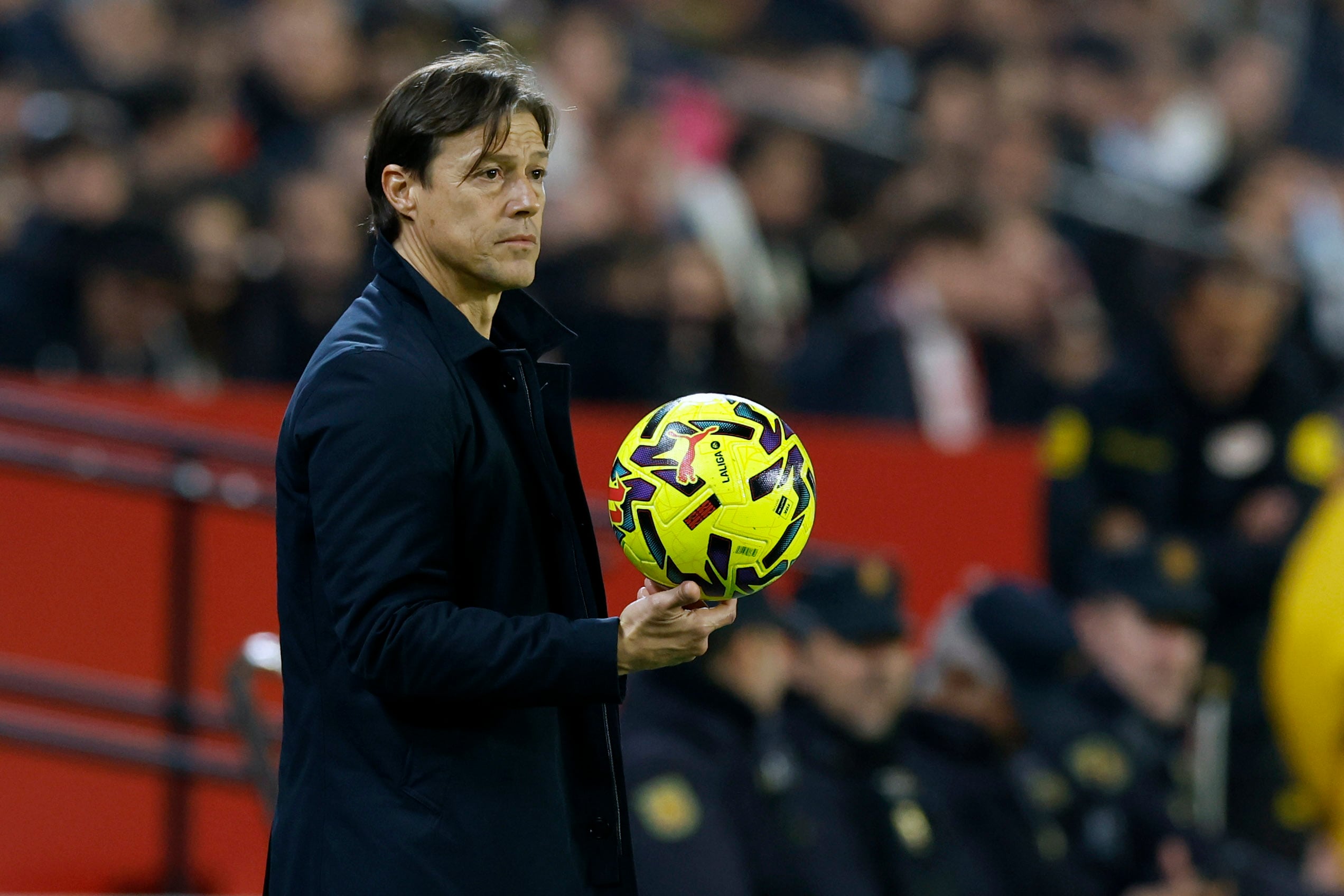 SEVILLA, 12/01/2026.- El técnico argentino del Sevilla, Matías Almeyda, durante el encuentro correspondiente a la jornada 19 de Laliga EA Sports que disputan hoy lunes Sevilla y Celta en el estadio Sánchez Pizjuán, en la capital andaluza. EFE / Julio Muñoz.