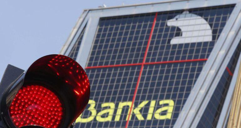 Semáforo en rojo frente a la sede de Bankia en Madrid