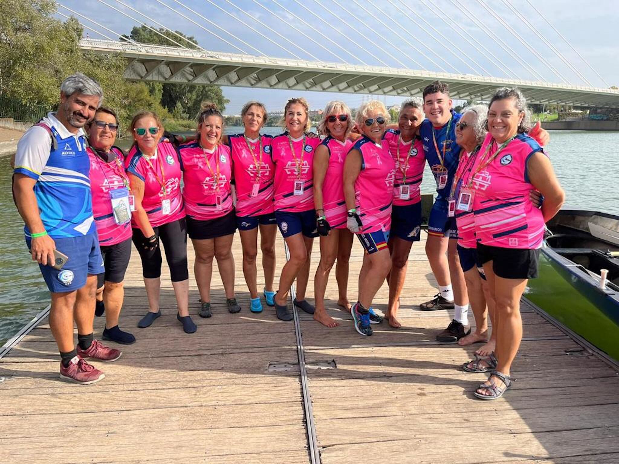 El equipo de remo femenino las ‘Vikingas Rosas’ del club malagueño La Cala del Moral, integrado por mujeres que padecen cáncer de mama, tiene el apoyo de Unicaja Banco