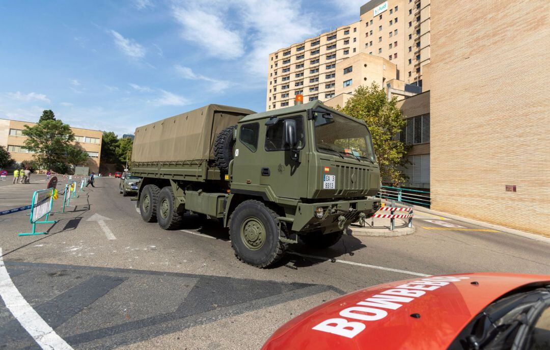 El Ministerio de Defensa, a instancias del Gobierno de Aragón, ha comenzado a desplegar un dispositivo de triaje avanzado y hospitalización temporal en el párking de urgencias del hospital Clínico Universitario de Zaragoza 