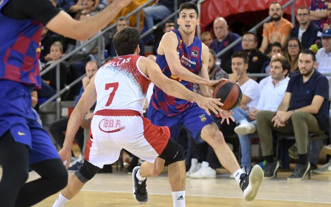 Bellas (7) defiende al blaugrana Leandro Bolmaro en el partido de la primera vuelta en el Palau blaugrana.