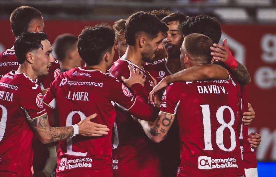 Óscar Gil celebra un gol con el Real Murcia