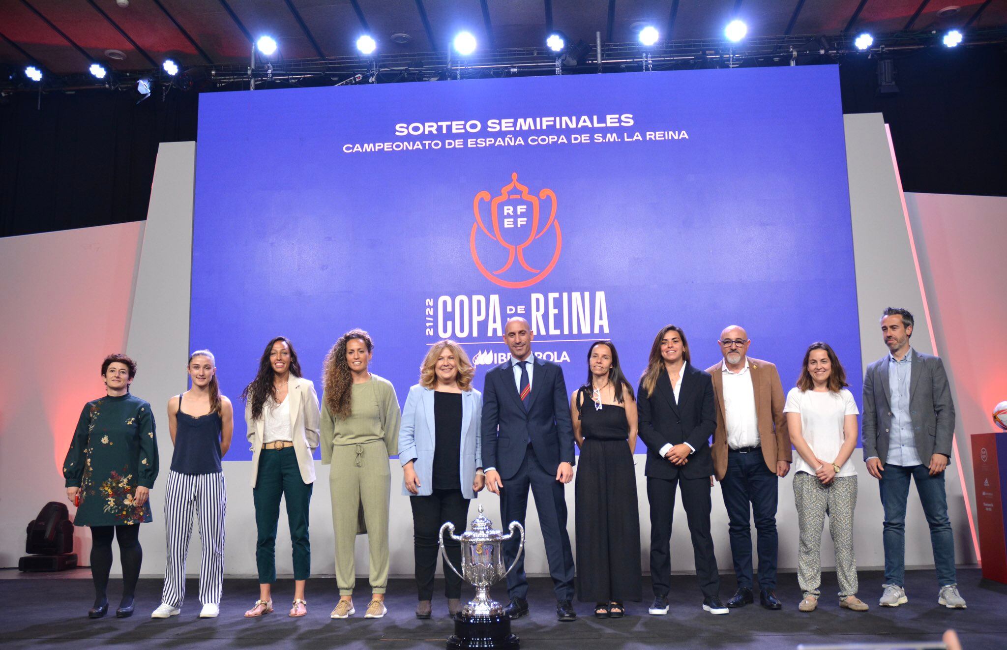 Jugadoras de los equipos que participan en la "Final a Cuatro" de la Copa de la Reina, junto a la alcaldesa de Alcorcón, Natalia de Andrés y el presidente de la Real Federación Española de Fútbol, Luis Rubiales
