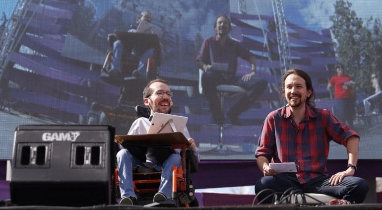 El líder de Podemos, Pablo Iglesias (d), y el secretario de Organización, Pablo Echenique, durante su intervención en la clausura de la Fiesta de la Primavera