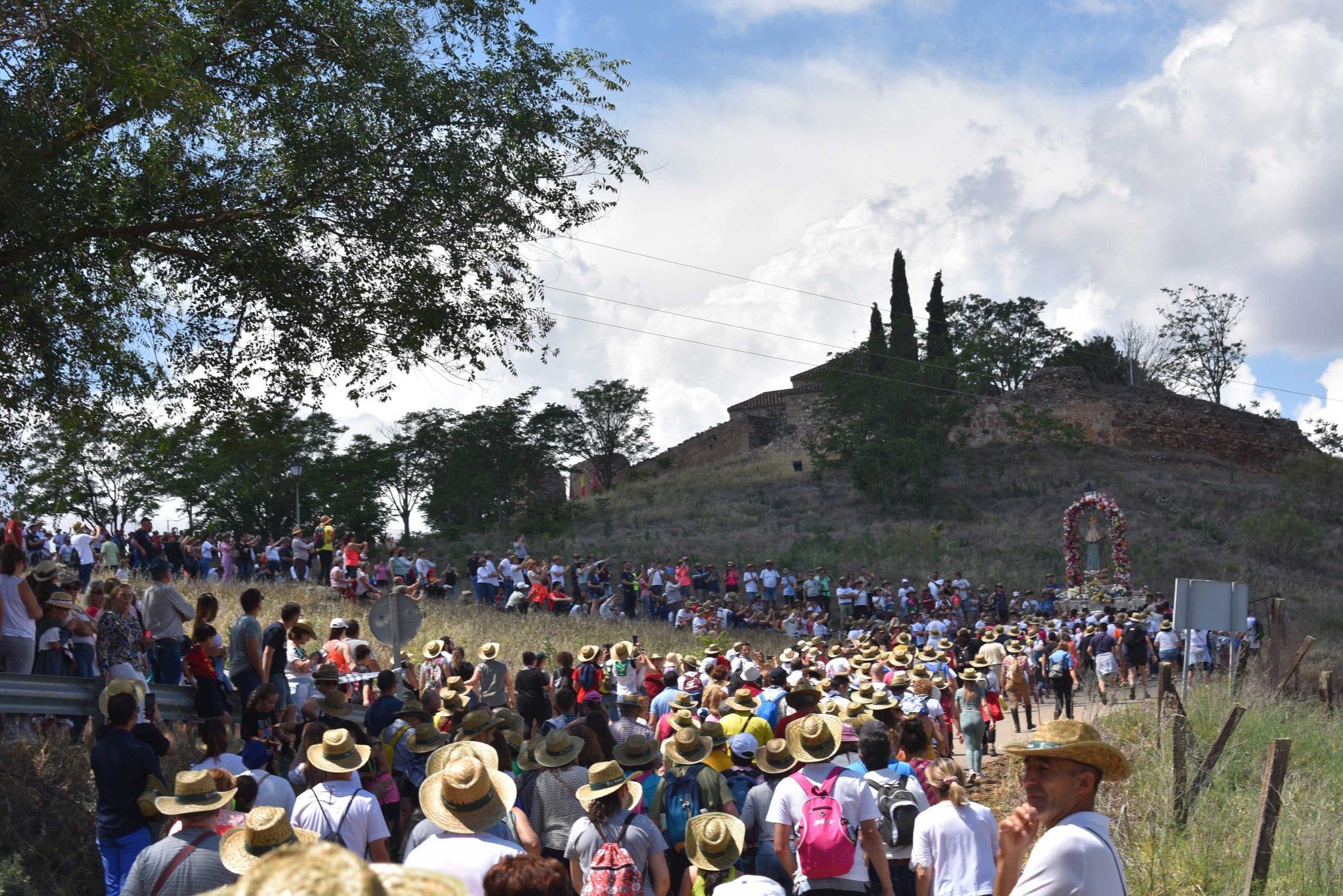 Cientos de personas acompañaron a pie a la Virgen de Alarcos hasta la ermita este domingo