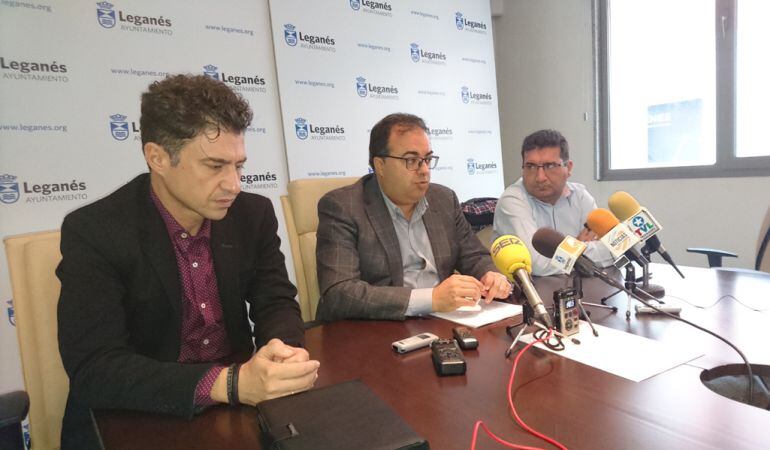 El alcalde de Leganés, Santiago Llorente, acompañado del edil de IUCM Rubén Bejarano y el edil de Hacienda Pedro Atienza