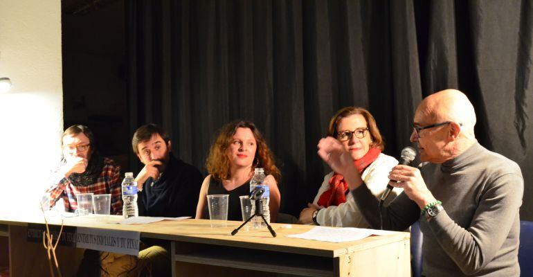 La autora Desirée Amaro, en el centro, durante la presentación de su obra.