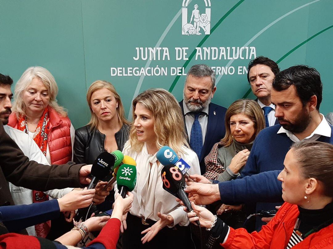 Ana Mestre atiende a los periodistas.