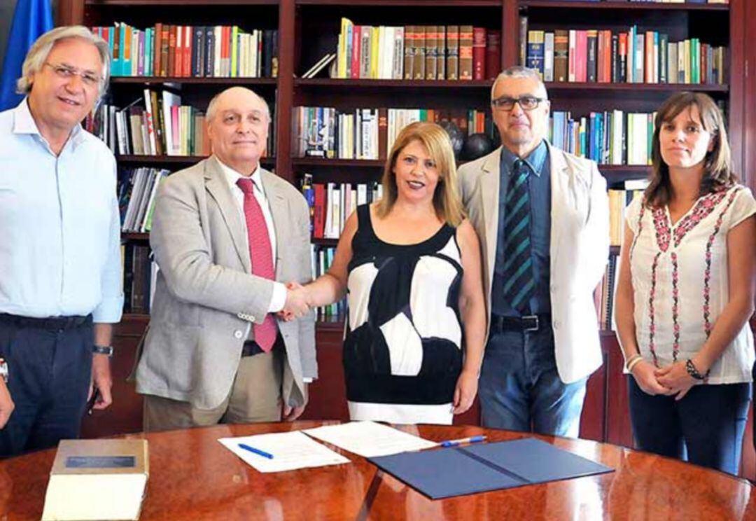 Juan Raya estrechando la mano de la alcaldesa de Jerez