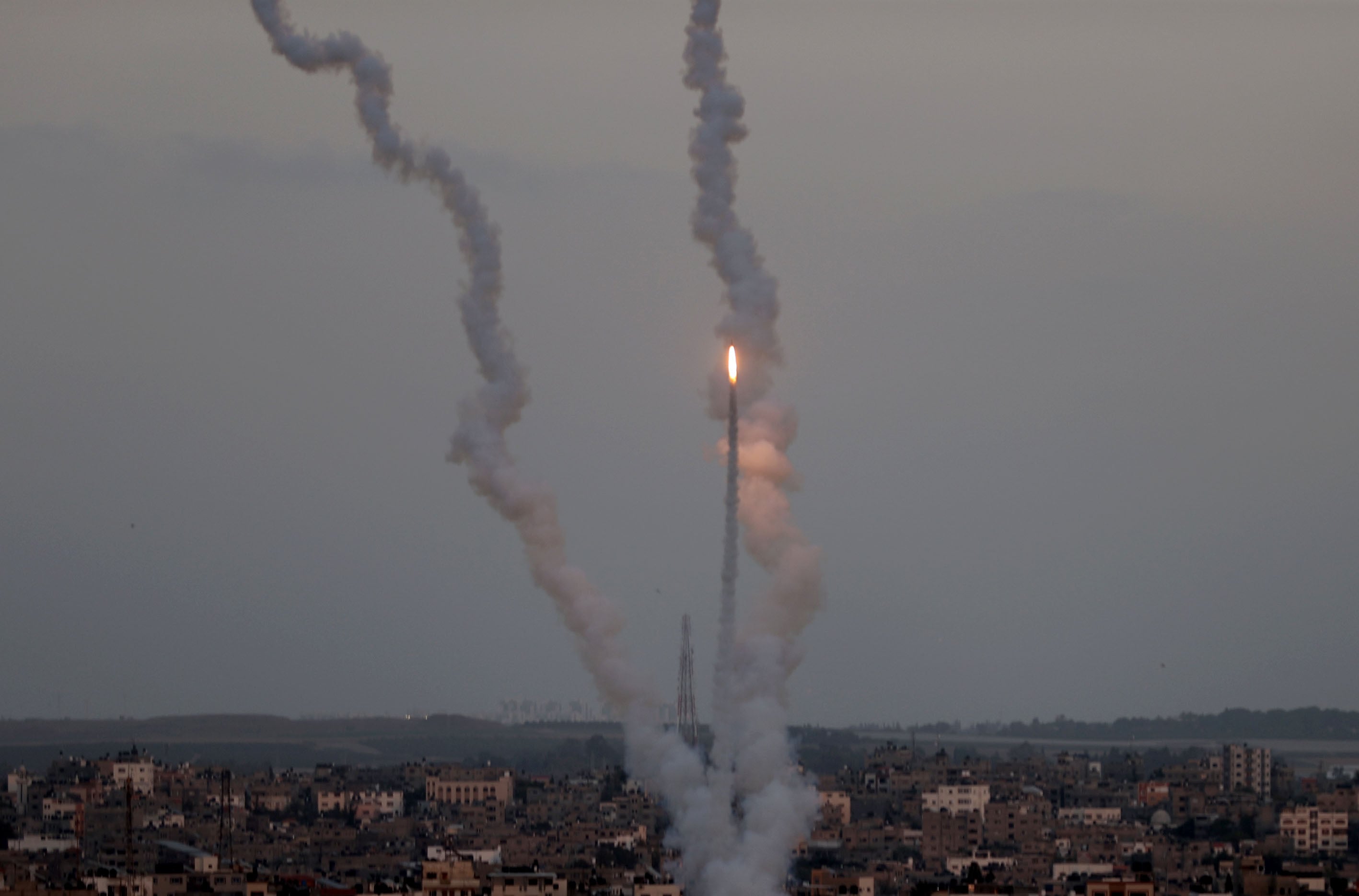 Cohete disparado desde Gaza en respuesta a los ataques aéreos de Israel