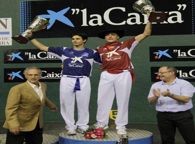 Juan Martínez de Irujo y Julen Retegi en el podium de la final del manomanista 2014
