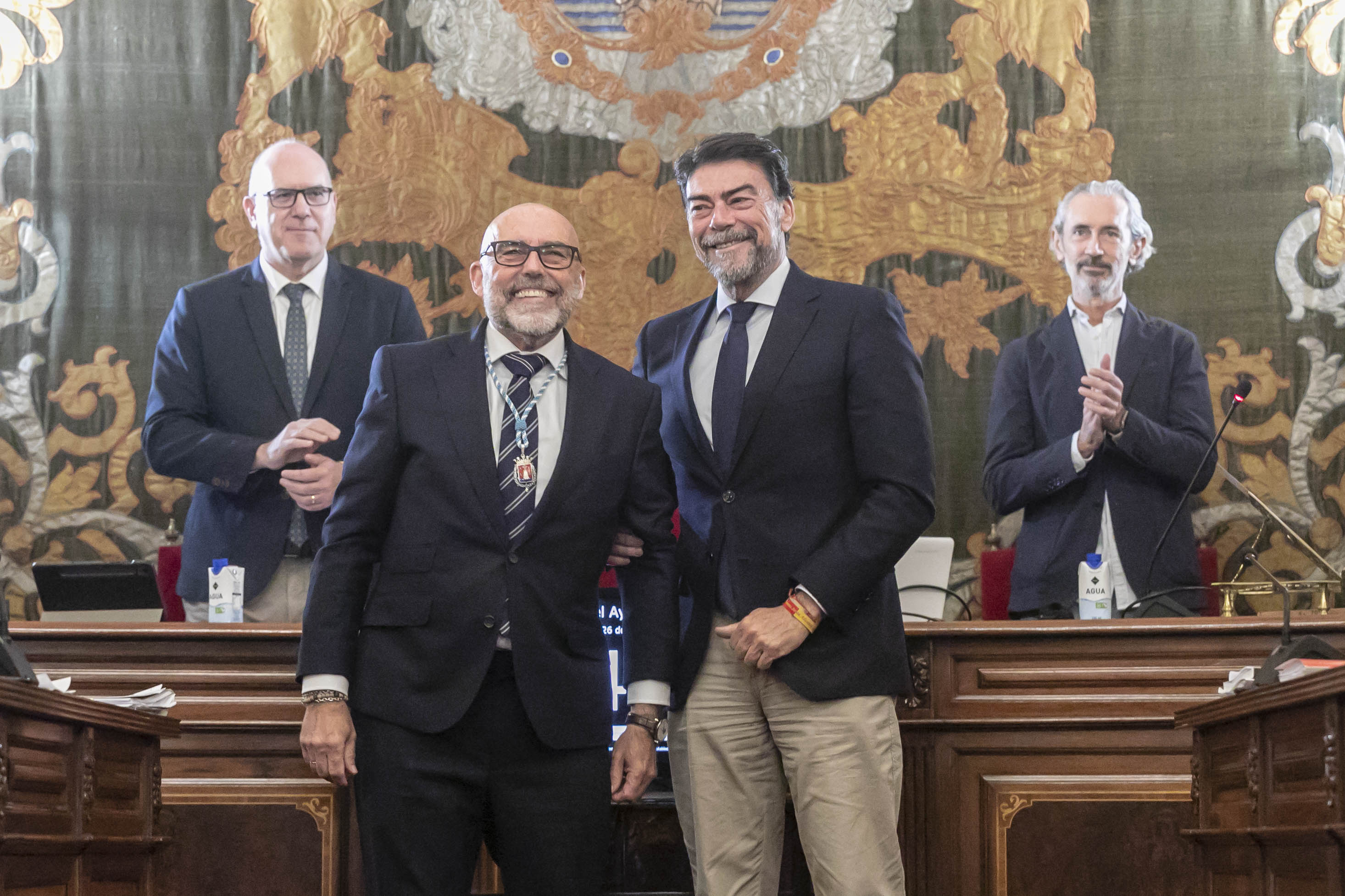 Momento en el que Luis Morata toma posesión como concejal popular