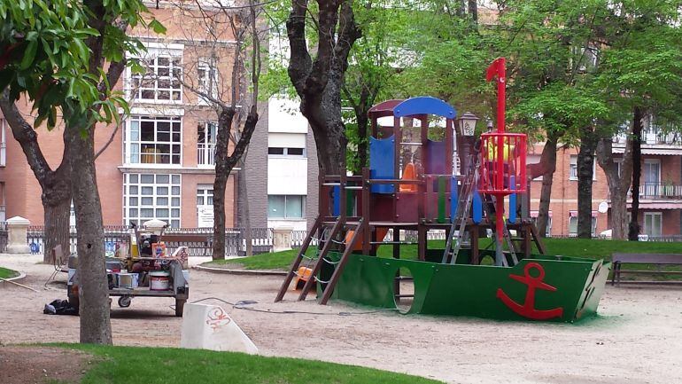 Un operario arregla un juego infantil en el Parque de La Concordia