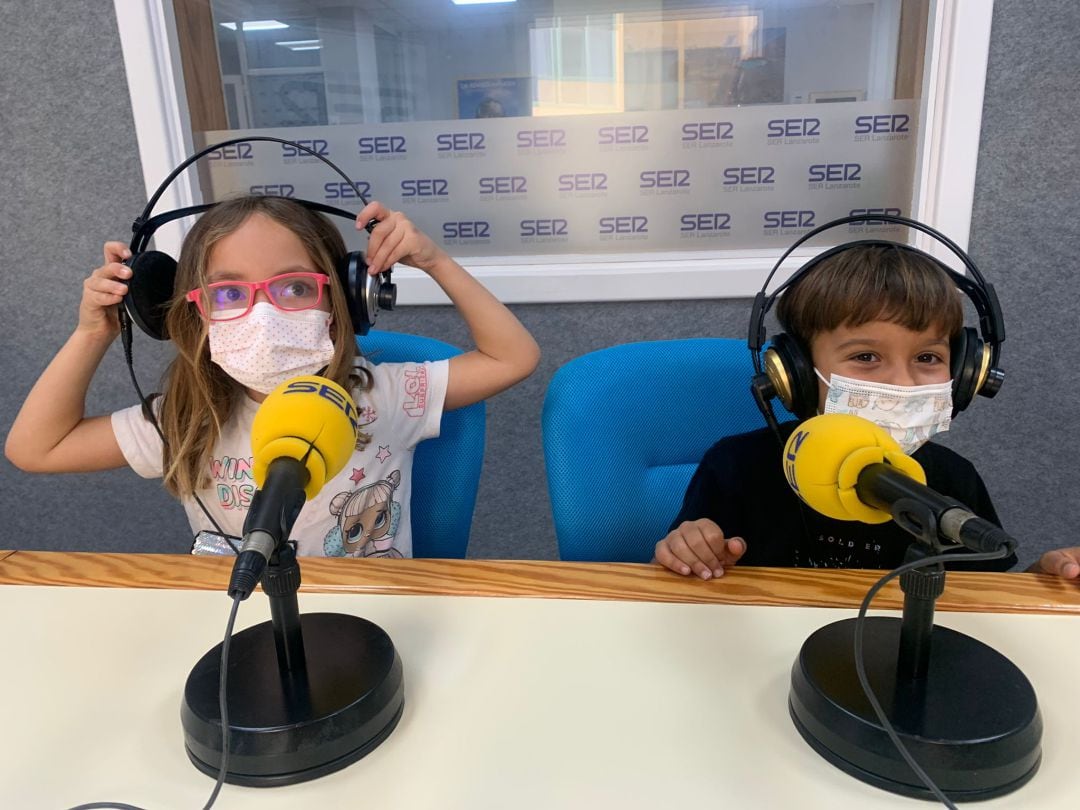 Andrea Riveiro Ferrer y David Rodríguez Torres, estudiantes de primero de primaria del CEIP Nieves Toledo que han participado en el huerto ecológico del colegio.