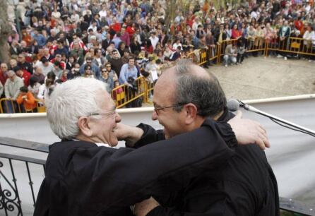 El veterano actor Cesáreo Estébanez (I) recibe el blusón de mondonguero en la VII Fiesta de la Matanza de Villada (Palencia)