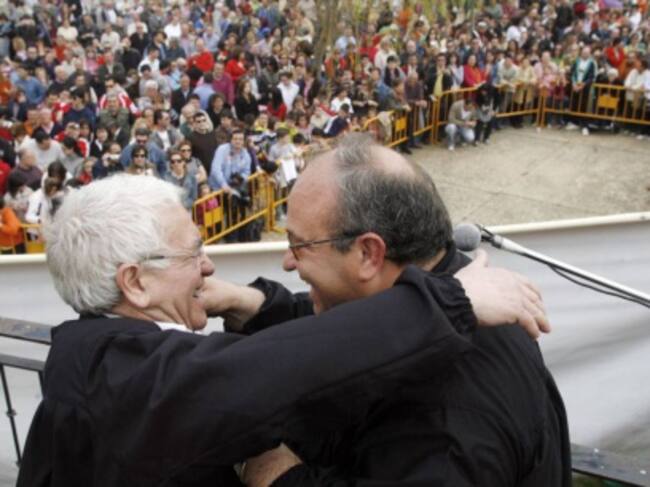 El veterano actor Cesáreo Estébanez (I) recibe el blusón de mondonguero en la VII Fiesta de la Matanza de Villada (Palencia)