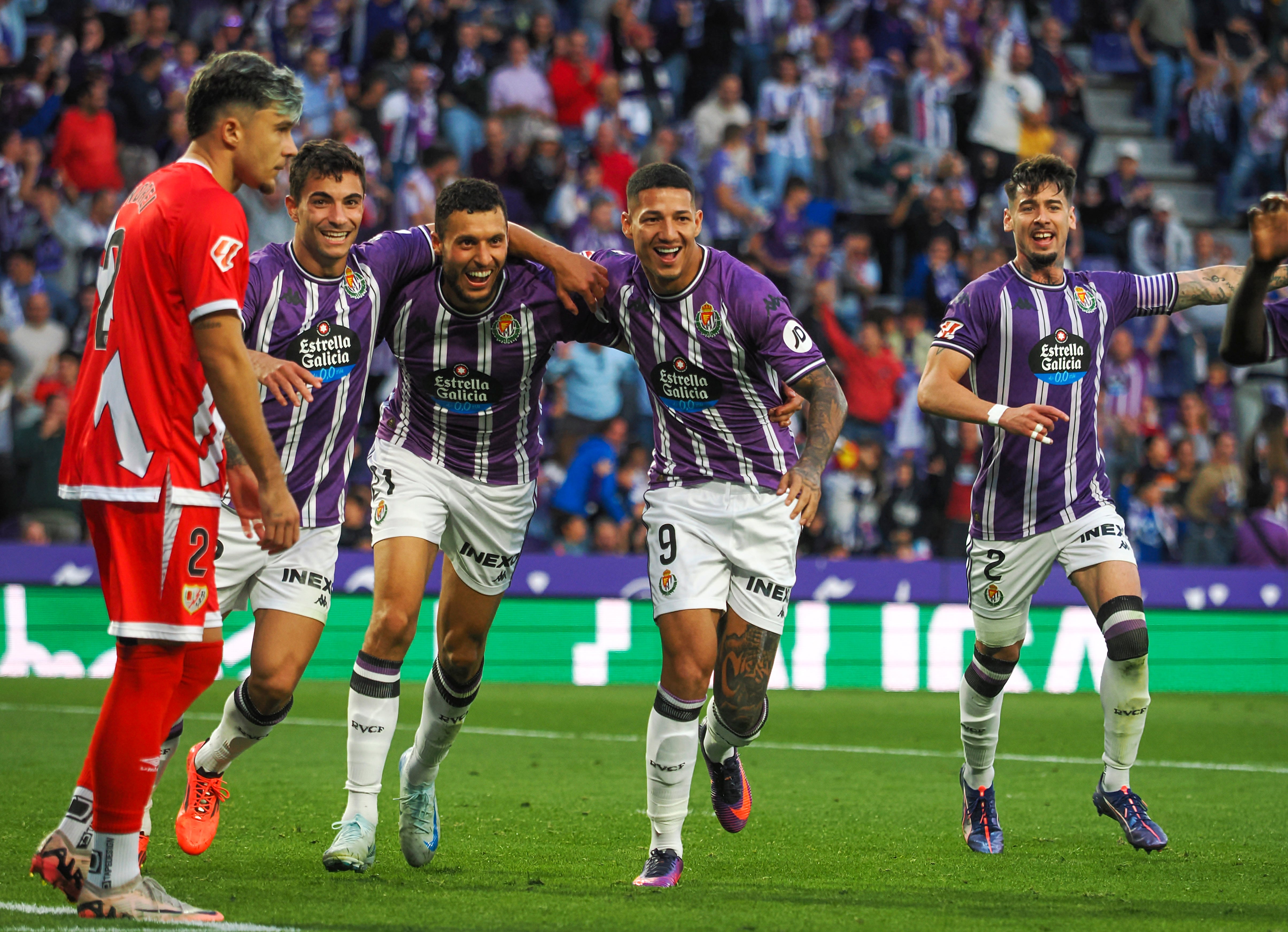 VALLADOLID, 05/10/2024.- El delantero del Real Valladolid Selim Amallah (3i) celebra con sus compañeros el gol marcado ante el Rayo Vallecano durante el partido de la novena jornada de LaLiga EA Sports disputado entre el Real Valladolid y el Rayo Vallecano este sábado en el estadio José Zorrilla de Valladolid. EFE/R. García
