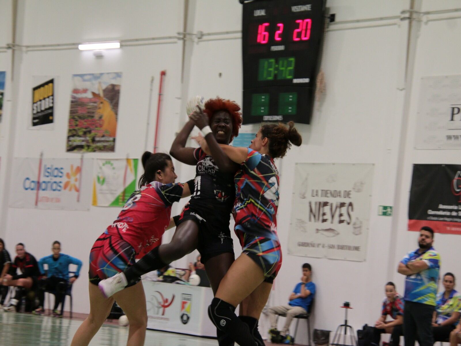 Una de las jugadas del derbi lanzaroteño de la División de Honor Oro Femenina de balonmano.