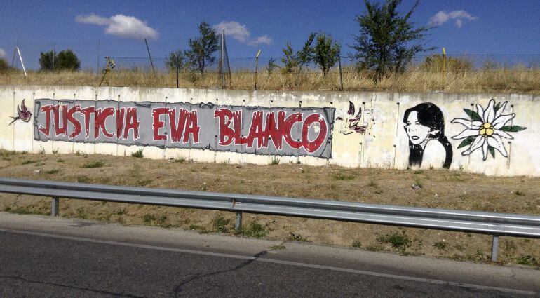 Grafiti en el que se pide justicia para Eva Blanco a la entrada de Algete, Madrid