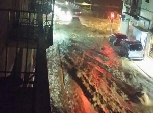 L'aigua baixant amb força pels carrers de centre històric de Balaguer. Imatge 23 de setembre