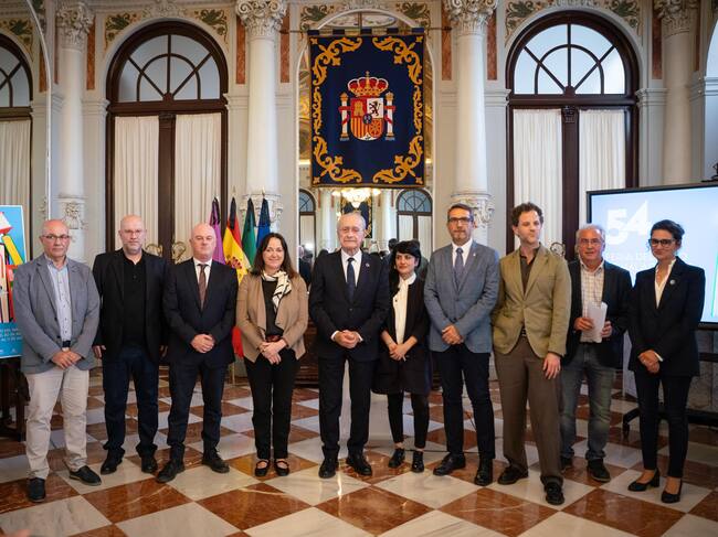 La presentación ha contado con el Alcalde de Málaga, Francisco de la Torre, así como con la concejala de Cultura y Patrimonio Histórico del Ayuntamiento de Málaga, Mariana Pineda, el responsable de Literatura de la Fundación Unicaja, Francisco Cañadas, el delegado de Turismo, Cultura y Deporte de la Junta de Andalucía, Carlos García Giménez, el director general de Cultura de la Diputación de Málaga, Pedro Bosquet, la presidenta de la Asociación Feria del Libro de Málaga, Noelia Clavero, y el director de la Feria, Manuel García Iborra.