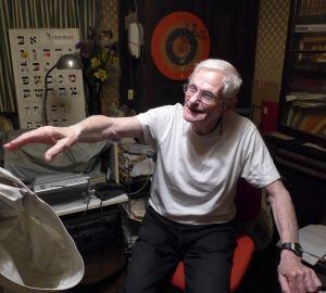 Paul Niedermann, 88 anos, exinterno de Rivesaltes, en su casa de París.