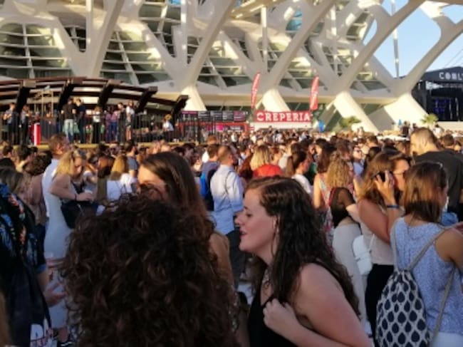Ambiente en el Festival de Les Arts de Valencia celebrado el 7 y 8 de junio. Al fondo, la zona VIP desde la que los "aspirantes a influencers" veían los conciertos.