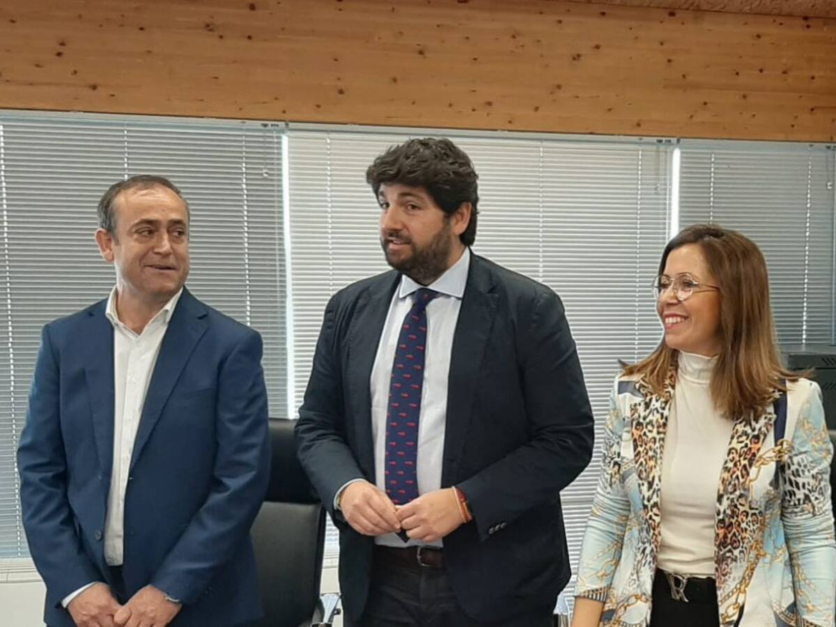 El gobierno regional promete una partida en los presupuestos para paliar las pérdidas del sector turístico por el estado del Mar Menor