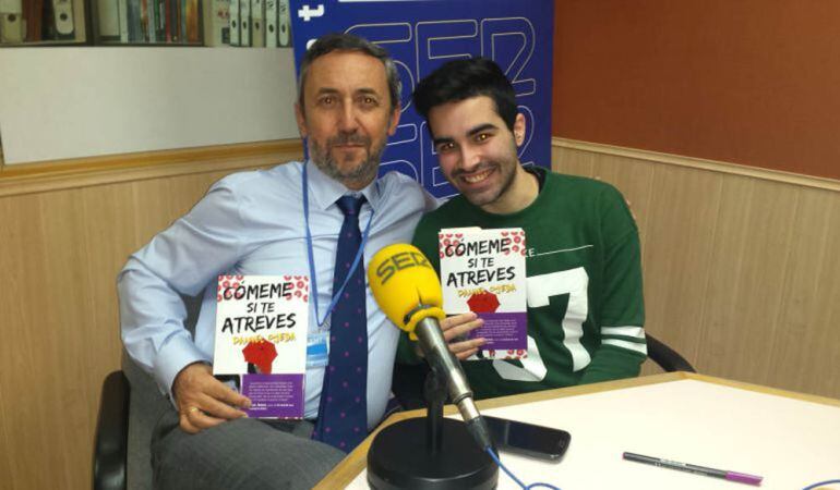 El escritor Daniel Ojeda (d) junto a Chema Contreras, director de &#039;Biblioteca de verano&#039;