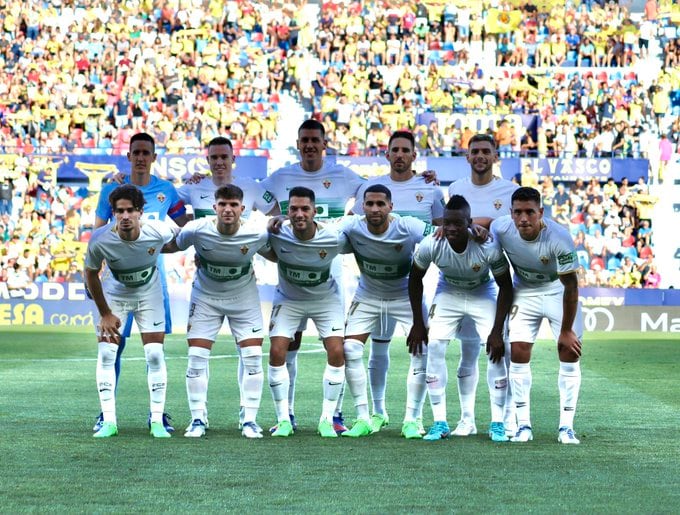 El once inicial del Elche que cayó goleado ante el Villarreal