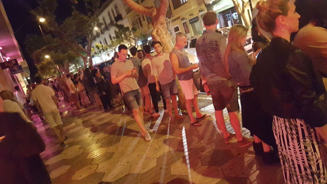 Imagen del pasado verano con colas esperando un taxi en la parada de Vila