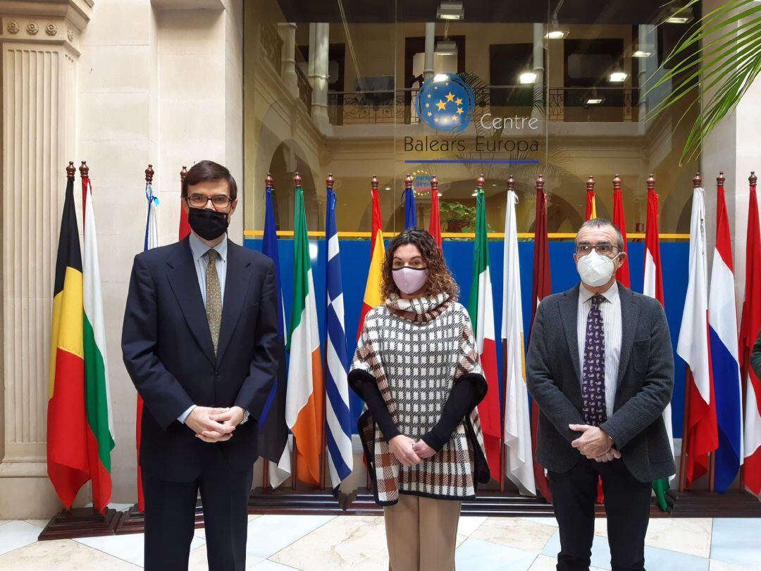 El Secretario De Estado Para La Unión Europea, Juan González-Barba; La Consellera De Hacienda Y Relaciones Exteriores, Rosario Sánchez, Y El Vicepresidente Del Govern Y Conseller De Transición Energética Y Sectores Productivos, Juan Pedro Yllanes.. 
 El 