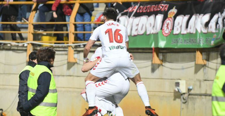 Los jugadores de la Cultural celebran uno de sus últimos goles