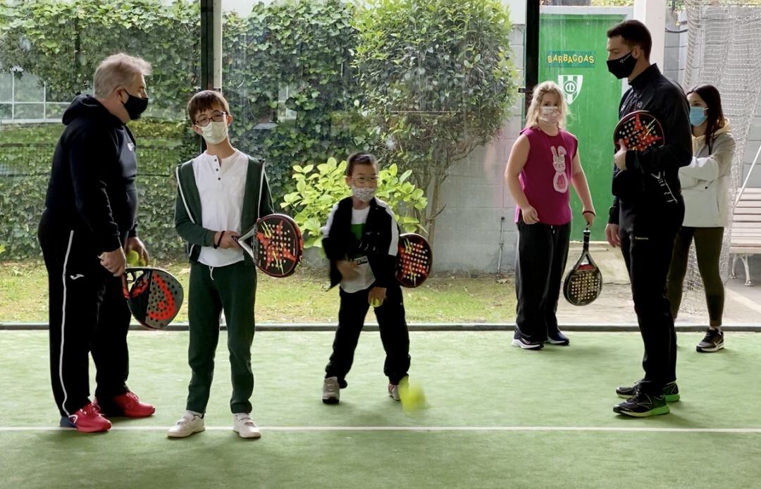 Algunos participantes en la actividad junto a los monitores de Foro Europeo en la pista de pádel del CD Larraina