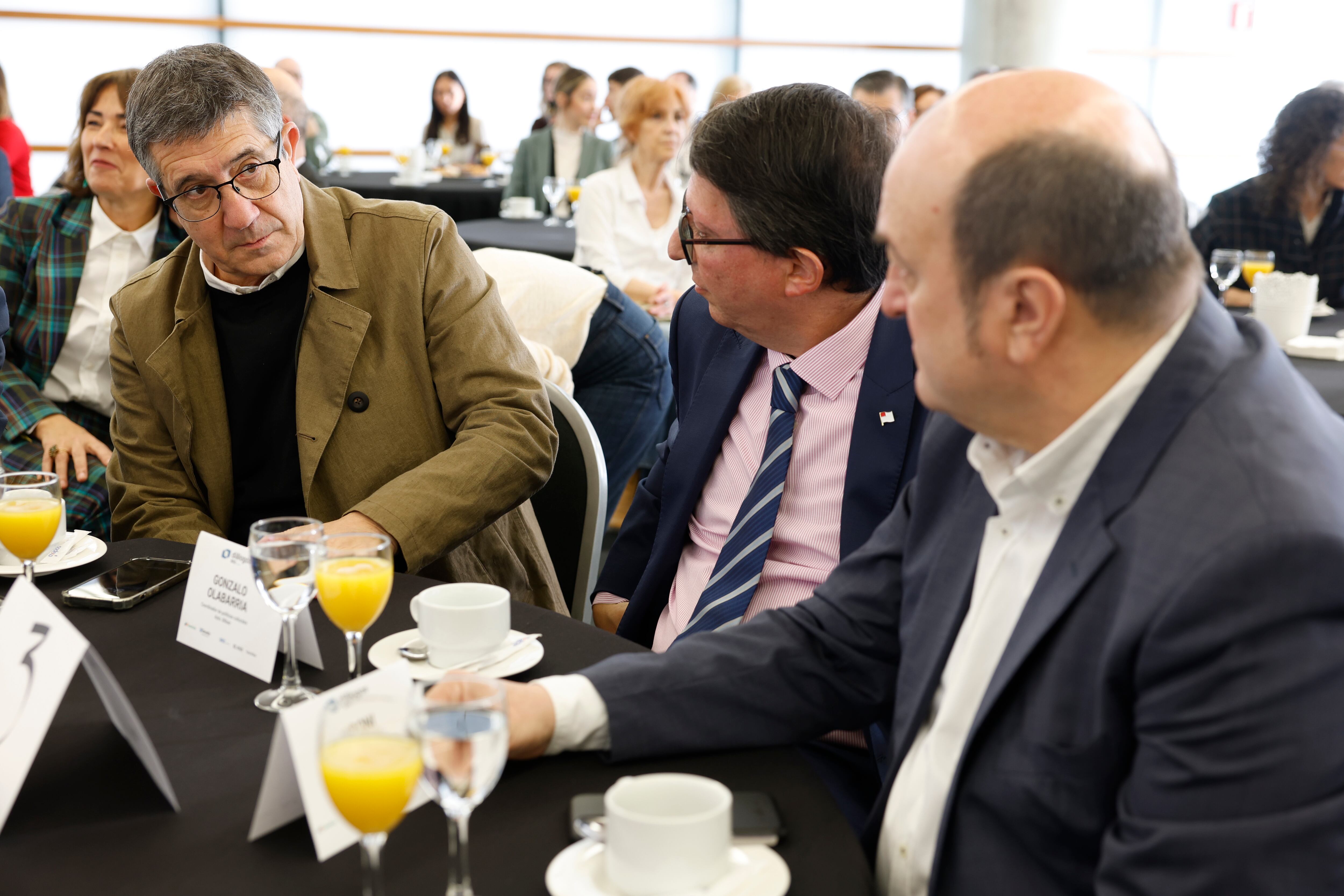 BILBAO, 15/03/2024.- El ministro de Justicia, Félix Bolaños, ha participado este viernes en Bilbao en un diálogo de la Universidad de Deusto y la SER sobre la &quot;La ética de la justicia y la ética del cuidado&quot;, al que han asistido también el parlamentario socialista Patxi López (i) y el presidente del PNV, Andoni Ortuzar (d). EFE/Miguel Toña
