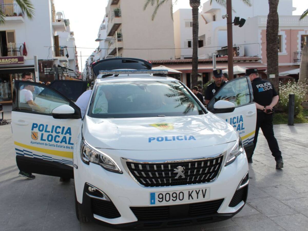 Cinco denuncias en Santa Eulària por beber alcohol en un espacio público y saltarse el toque de queda