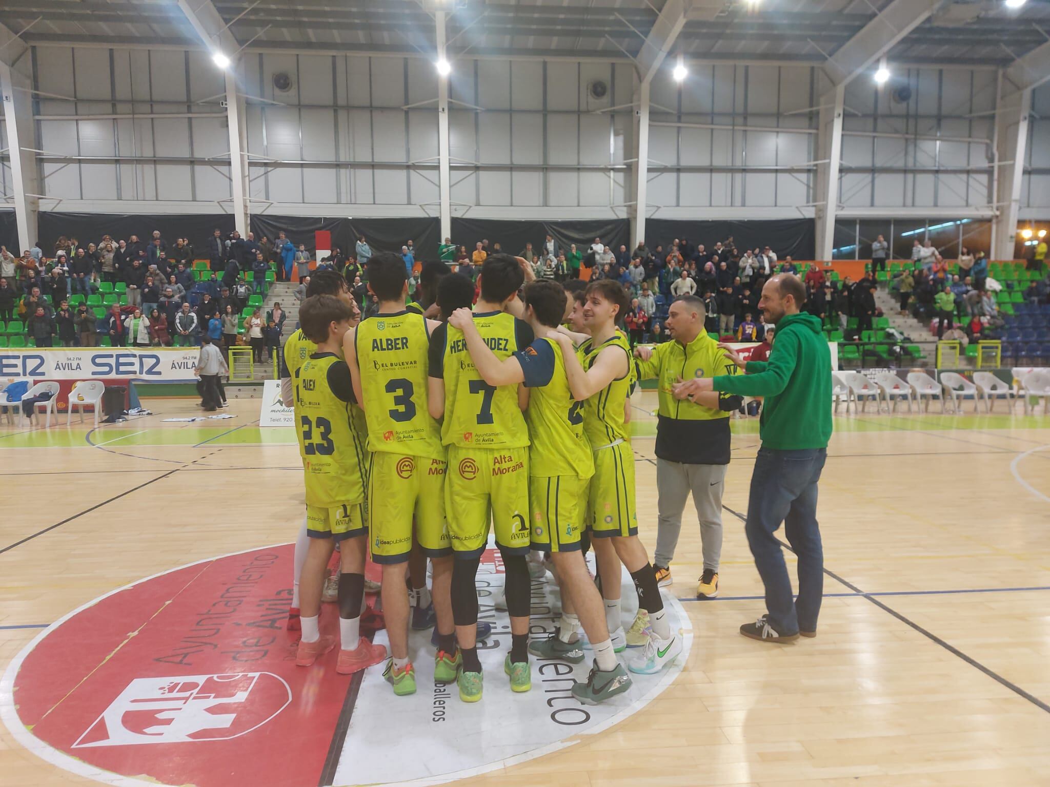 Los jugadores del Óbila celebran la victoria frente a Iruki Take