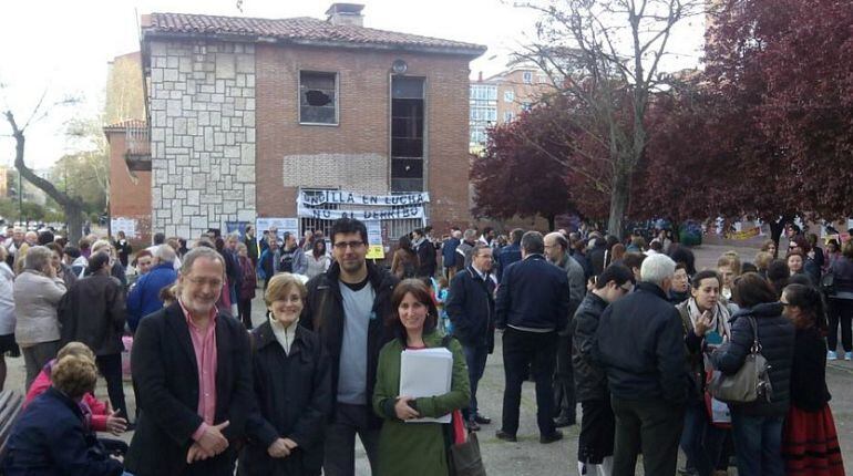 Acto convocado junto al antiguo colegio San Juan de la Cruz en la Rondilla