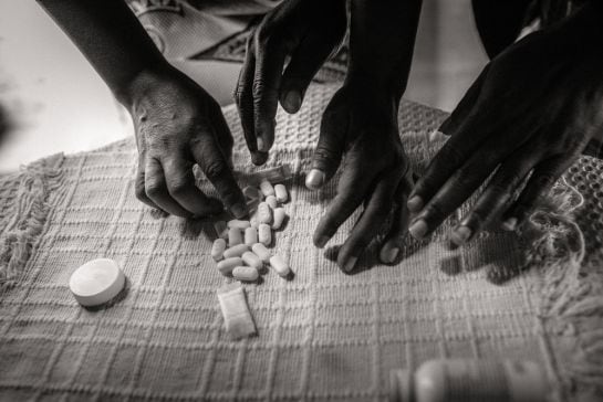 Varios personas cuentan pastillas antirretrovirales en Maputo, Mozambique