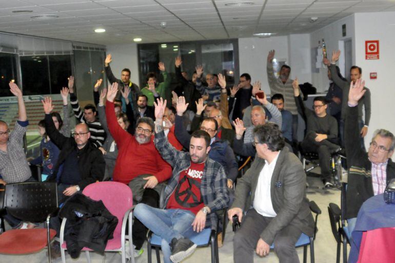 Votación de socios a mano alzada en la útlima asamblea del club