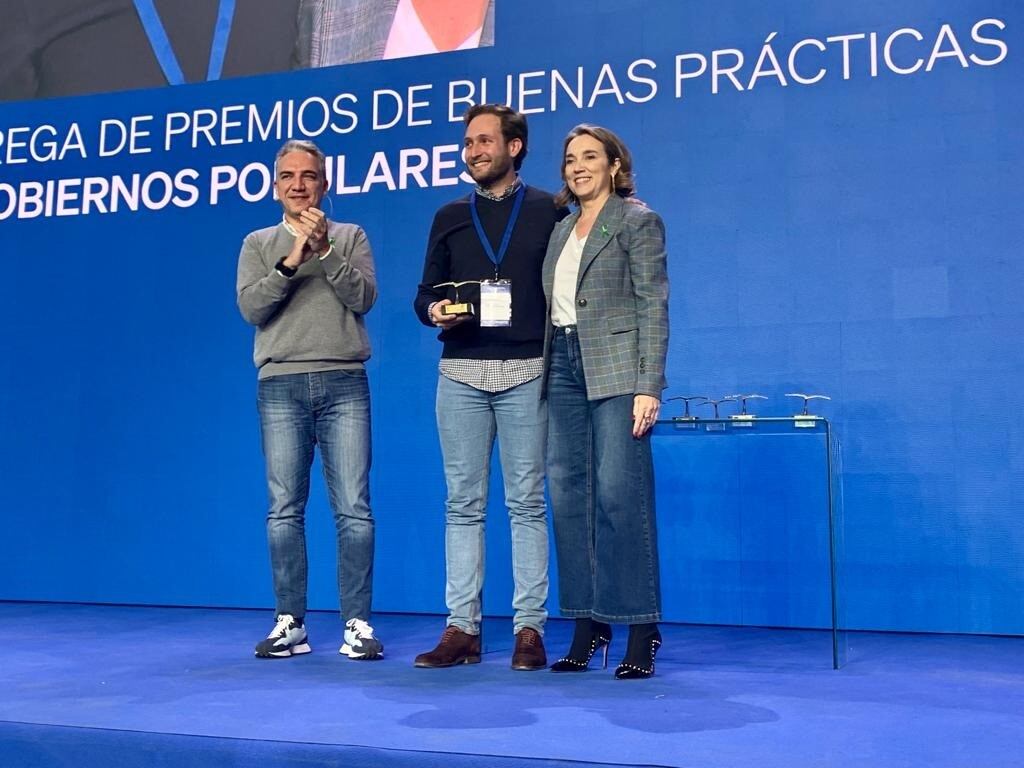 Isaac Claver recibe el premio