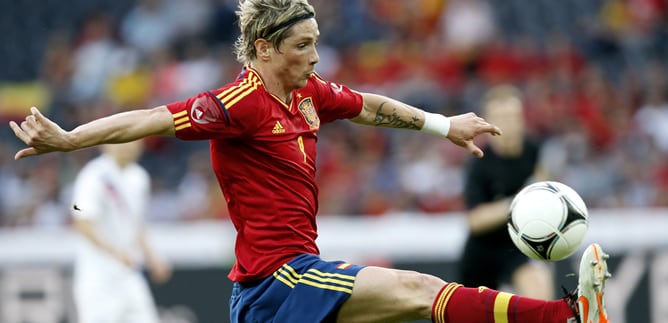 El delantero de la selección española Fernando Torres controla un balón hoy, 30 de mayo de 2012, durante el partido amistoso que disputan ambos equipos en la ciudad Suiza de Berna