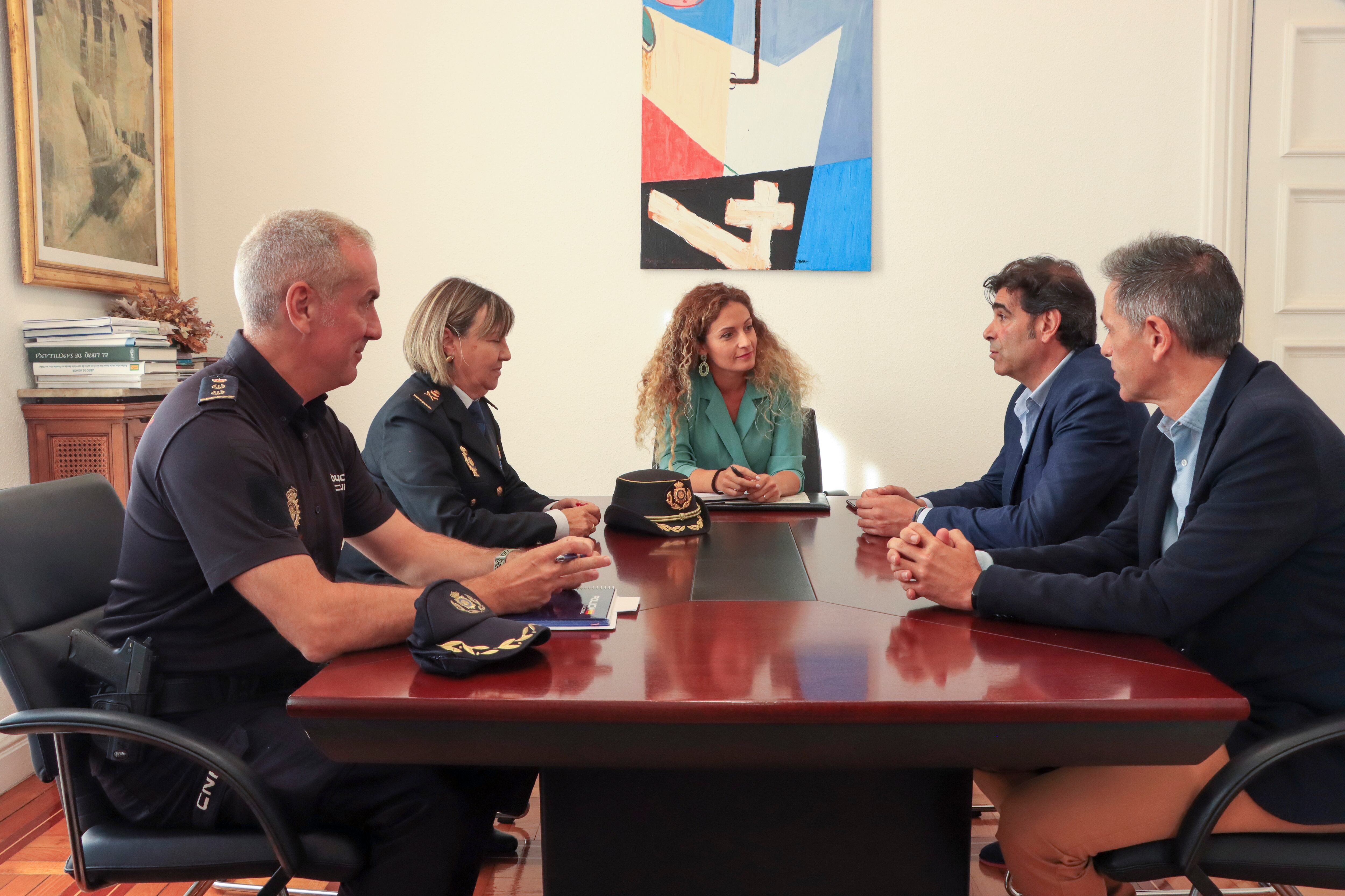 La delegada del Gobierno en Cantabria, Ainoa Quiñones (c), se reúne con miembros de la Policía Nacional y con directivos del Racing para hablar de los últimos sucesos con algunos aficionados del equipo y de las medidas a adoptar en el futuro para evitar incidentes como los ocurridos este sábado o a finales de agosto con seguidores del Oviedo, este lunes en Santander. La Policía Nacional ha detenido a un joven de 22 años y aficionado del Racing por los disturbios de este sábado en el parque infantil de Piquío (Santander) entre seguidores radicales del club cántabro y del Málaga antes del partido que iban disputar ambos equipos, mientras que se prevé que en unos días se produzcan más detenciones.