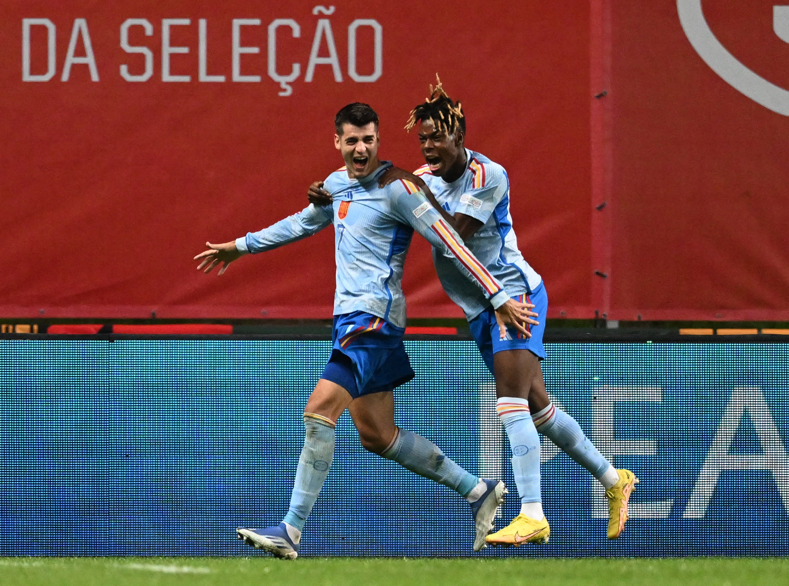 Álvaro Morata y Nico Williams celebran el gol de la victoria ante Portugal.